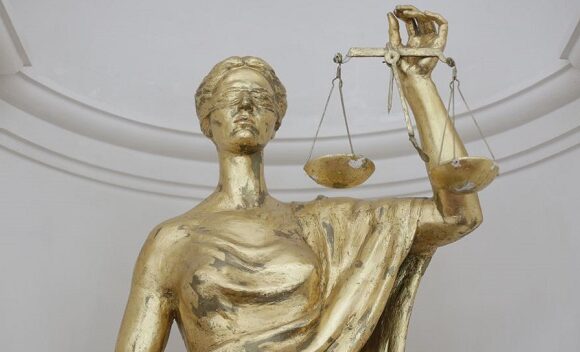 Avocati romani intre lege si dreptate