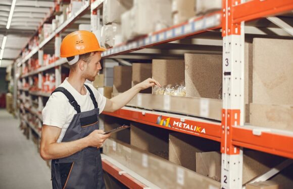 Rafturi metalice pentru afaceri de succes: Optimizați spațiul de depozitare