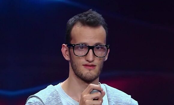 Cine este Omul cu tourette?